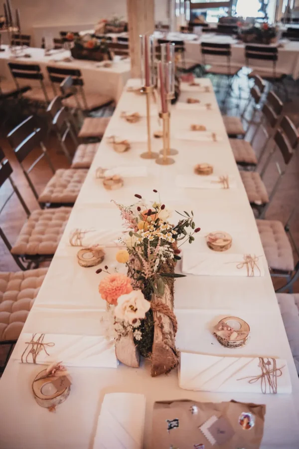 Hochzeitslocation Hofgut Uhenfels mit gedeckten Tafeln und stilvoller Dekoration