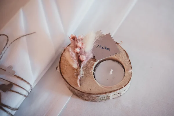 Gemütliche Hochzeitsfestscheune im Hofgut Uhenfels mit Lichterketten und Dekoelementen