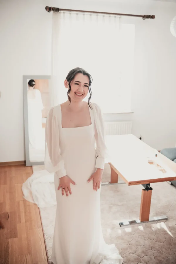 Künstlerische Reflexion der Braut im Spiegel, eine stimmungsvolle Aufnahme des Getting Ready.