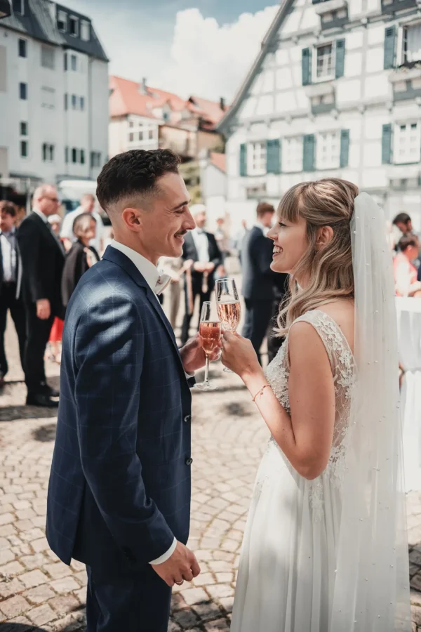 Braut und Bräutigam wechseln ihre Ringe bei der Zeremonie im Schafhofkeller Waiblingen festliche Atmosphäre