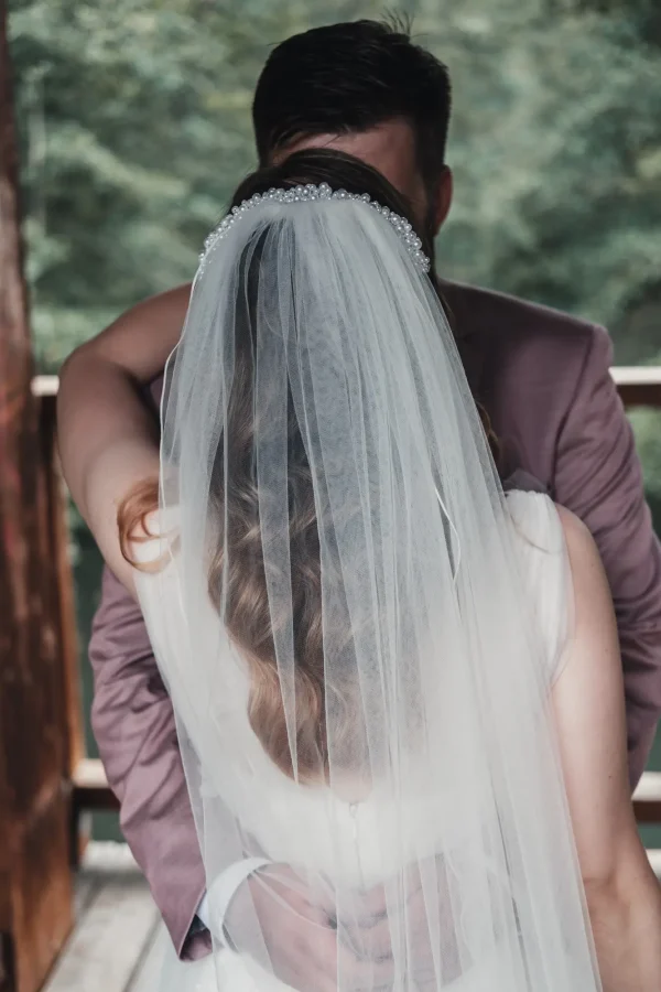 Brautpaar Umarmung beim First Look.