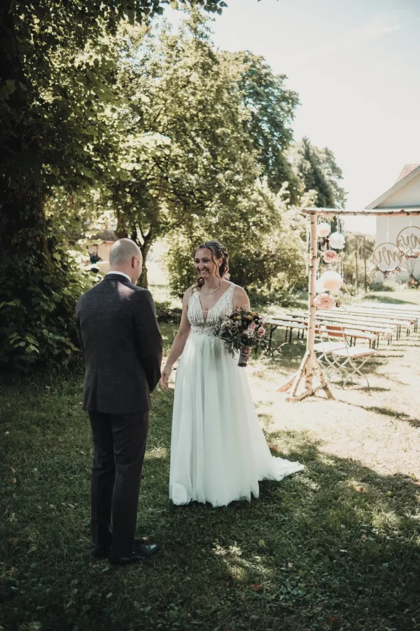 Strahlende Braut beim zum First Look an der Kapelle im Hofgut Uhenfels