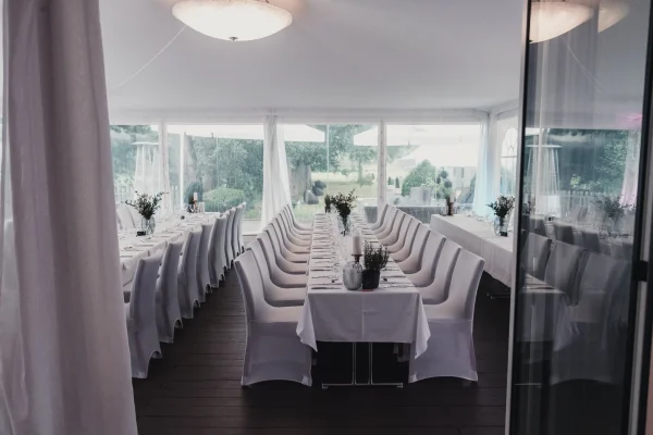 Elegant eingedeckte Tafel im Festzelt der Pfrondorfer Mühle mit Blick ins Grüne