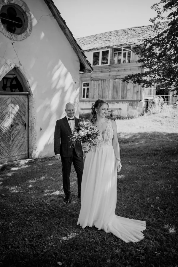 Romantische Begegnung zwischen Braut und Bräutigam im Grünen des Hofgut Uhenfels