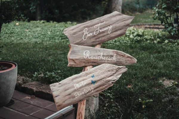 Eingangsbereich des Hochzeitszeltes mit romantischem Hochzeitswegweiser