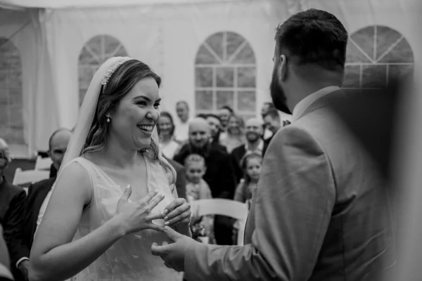 Eine Hochzeitsszene voller Emotionen – das Brautpaar tauscht die Ehegelübde und Ringe aus