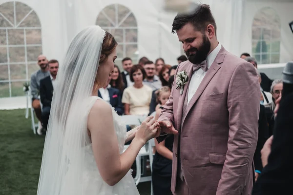 Freie Trauung unter einem liebevoll dekorierten Traubogen mit Blumenschmuck