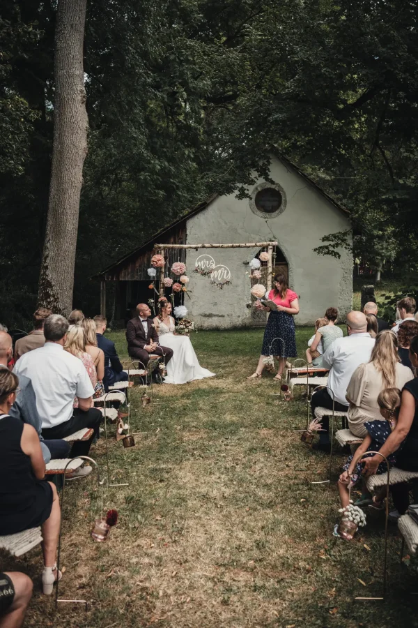 Blick auf die Hochzeitszeremonie vor der idyllischen Kapelle des Hofguts Uhenfels