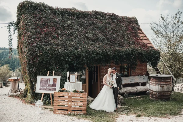 Das Brautpaar posiert auf einer wunderschönen Wiese bei Lana Salta. Die sanfte Beleuchtung und die ländliche Kulisse schaffen einen perfekten Rahmen für diesen romantischen Moment.