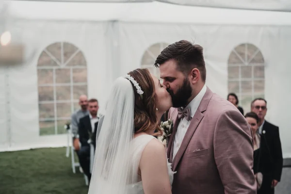 Der erste Kuss als frisch vermähltes Ehepaar während der freien Trauung