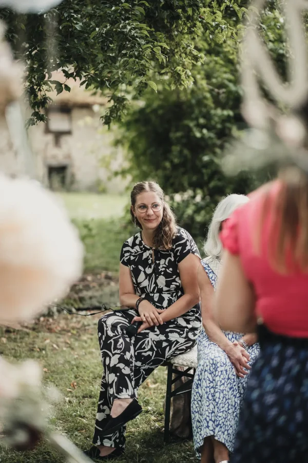Die Gäste verfolgen die freie Trauung im Hofgut Uhenfels in einer liebevoll dekorierten Umgebung
