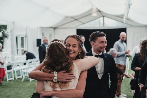 Herzlicher Moment der Gratulation – die Braut umarmt eine enge Freundin