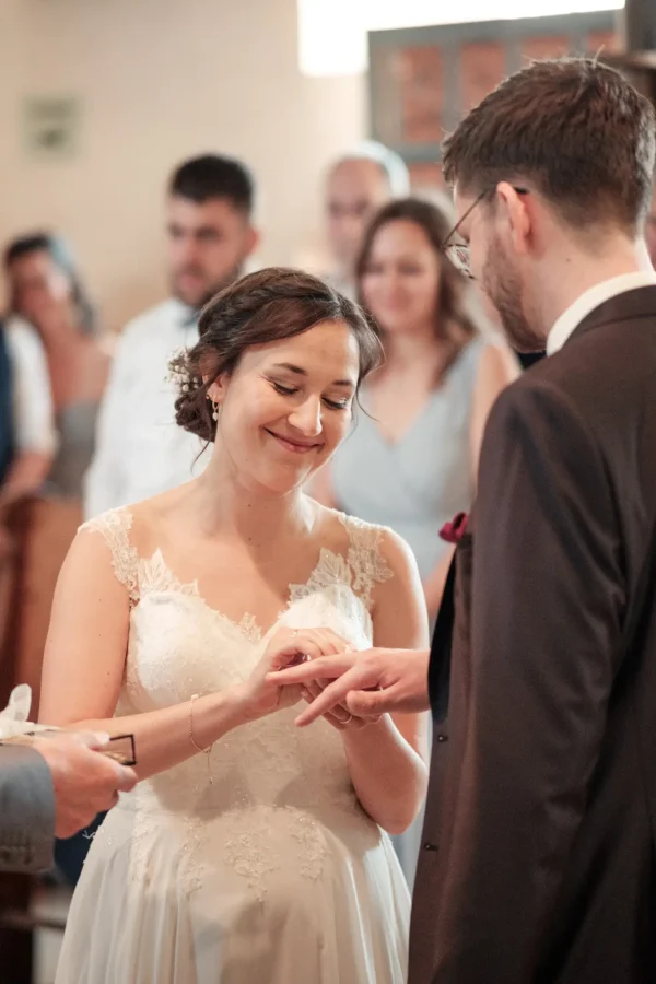 Die Braut Ena steckt ihrem Bräutigam Daniel den Ehering an – ein glücklicher Moment während der Trauung in der Mauritiuskirche Mötzingen.