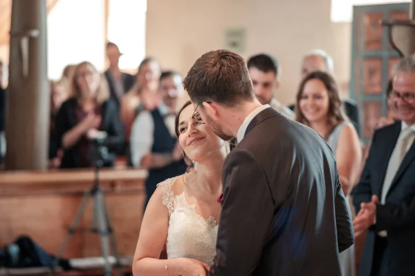 Der Hochzeitskuss: Ena & Daniel besiegeln ihr Eheversprechen mit einem liebevollen Kuss vor ihren Gästen in der Mauritiuskirche Mötzingen.