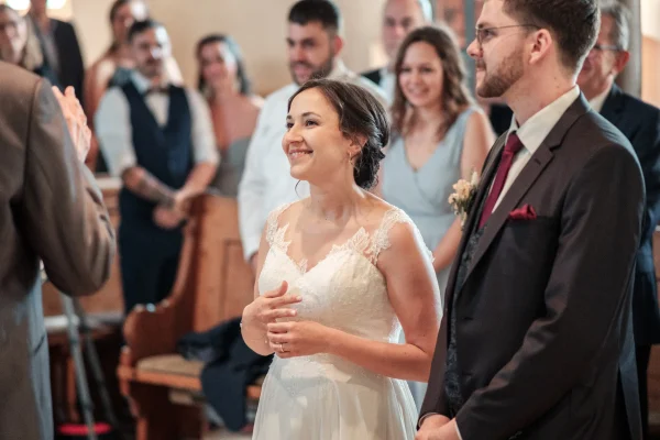 Die Braut Ena strahlt nach dem Ja-Wort, während der Pastor die Trauung in der Mauritiuskirche Mötzingen abschließt.