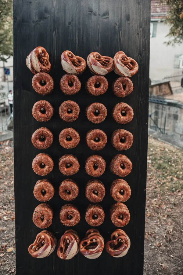 Individuelle Hochzeitsverpflegung: Eine Brezel-Wand als Empfang für die Hochzeitsgäste. Rustikales Design trifft auf moderne Hochzeitsdetails.