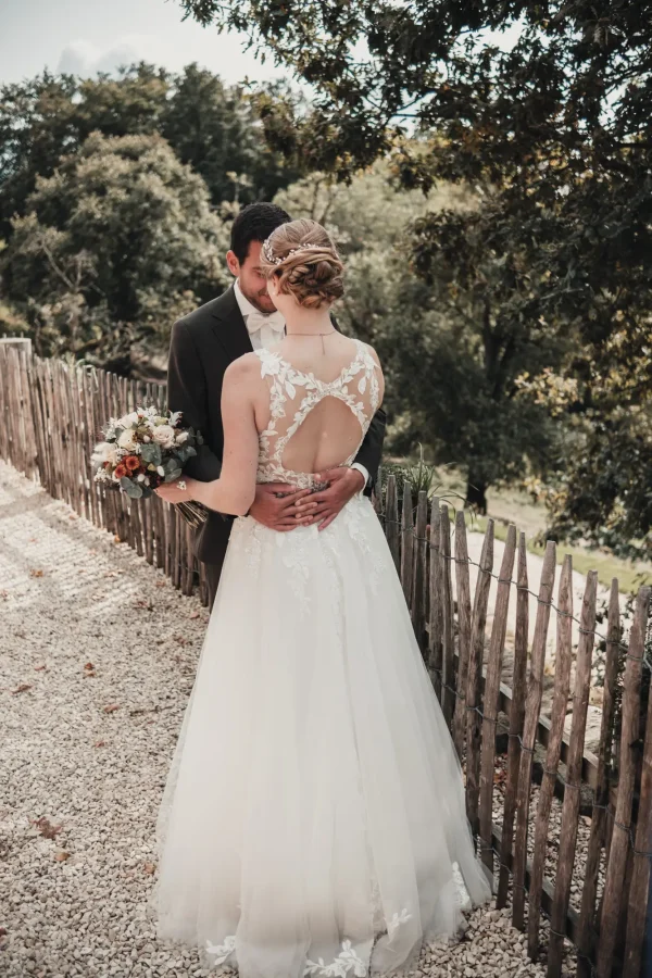 Das Brautpaar posiert vor der Kulisse von Lana Salta, eingefangen in einem Moment voller Harmonie und natürlicher Schönheit.