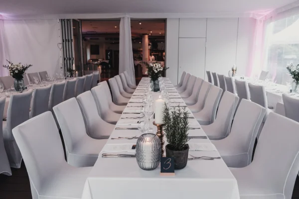 Detailaufnahme der festlich gedeckten Tafel mit Kerzen und Rosmarin