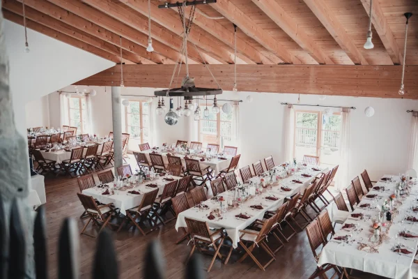 Die festlich gedeckten Tische im lichtdurchfluteten Saal des Lana Salta zeigen eine harmonische Kombination aus rustikalem Landhausstil und moderner Eleganz.