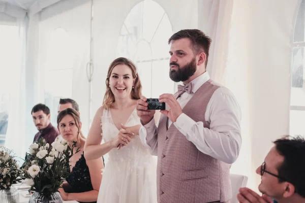 Strahlende Gesichter des Brautpaares während der Hochzeitsfeier