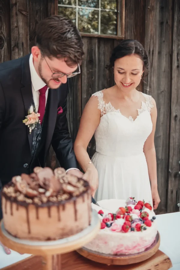 Nahaufnahme eines Brautstraußes mit Rosen und Eukalyptus – romantisches Hochzeitsdetail vor natürlicher Waldkulisse.