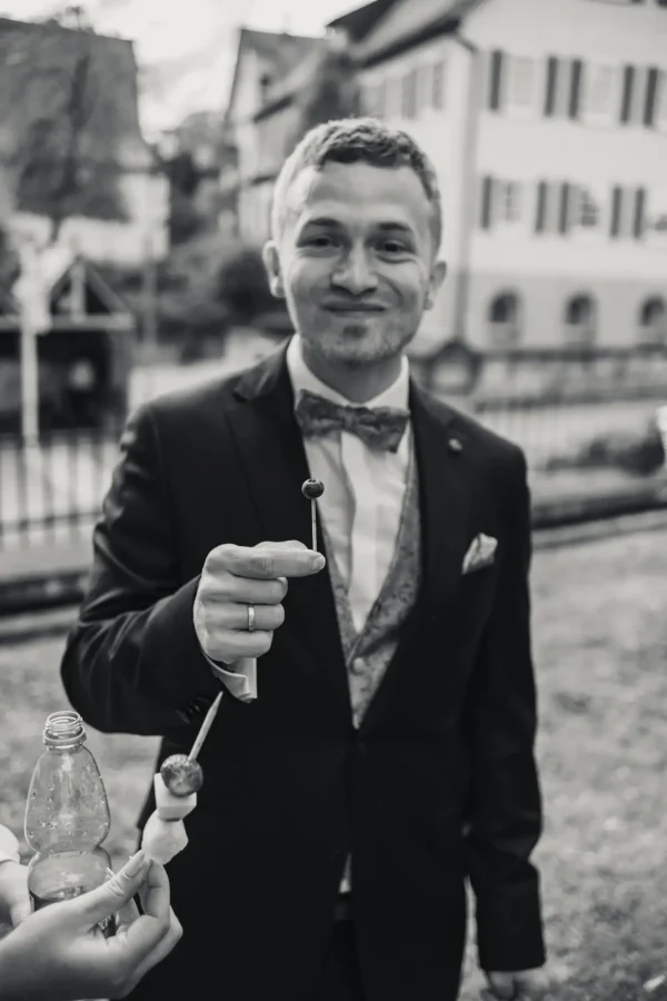 Der Bräutigam mit seinem Obstspieß.