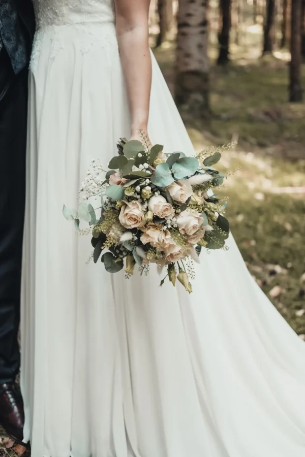 Detailaufnahme eines Brautstraußes mit Eukalyptus und zarten Blüten – elegante Hochzeitsfotografie mit natürlichem Charme.