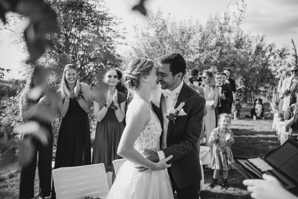 Der Kuss des Brautpaars nach dem Ringwechsel im stilvollen schwarz weiß