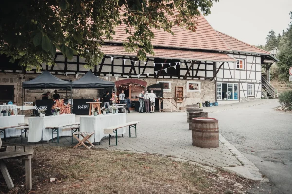 Location von außen am Nachmittag. Fässer Scheune und Baum.
