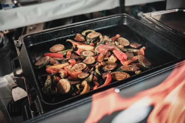 Detailaufnahme des Grillbuffets. Gemüse.