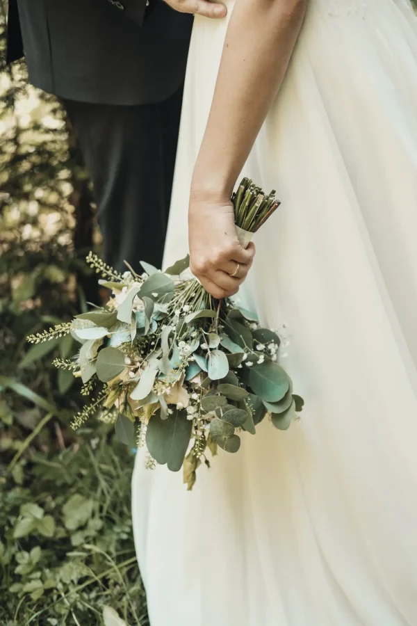 Detailaufnahme es Brautstraußes in der Hand der Braut.