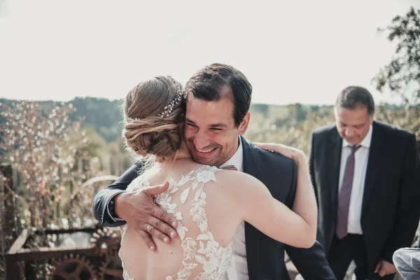 Herzliche Umarmung mit dem Schwager der Braut