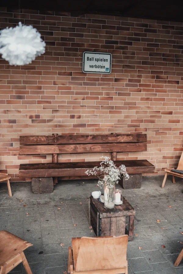 Außenbereich Schulhof der Gemeindehalle.