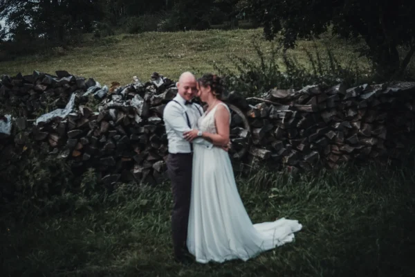 Innige Umarmung im sanften Abendlicht, die Liebe von Maike & Marco eingefangen in einem magischen Moment.