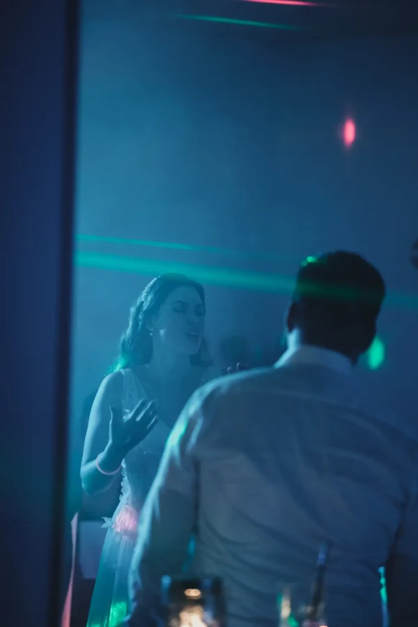 Romantische Tanzszene des Brautpaares mit sanfter Beleuchtung und elegantem Ambiente.