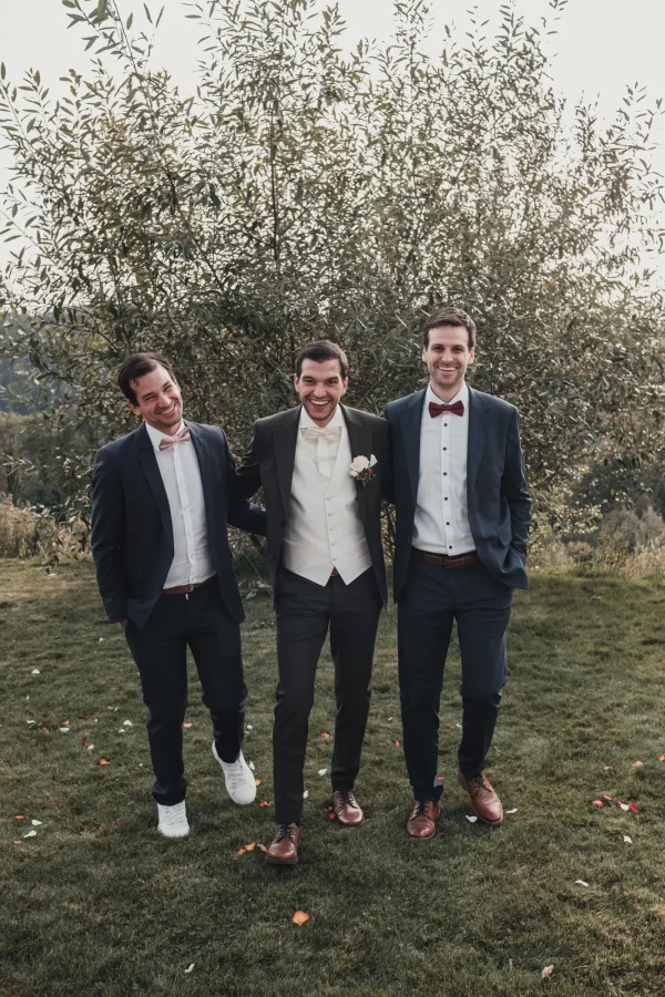 Lässiges Gruppenbild von Bräutigam und Groomsmen