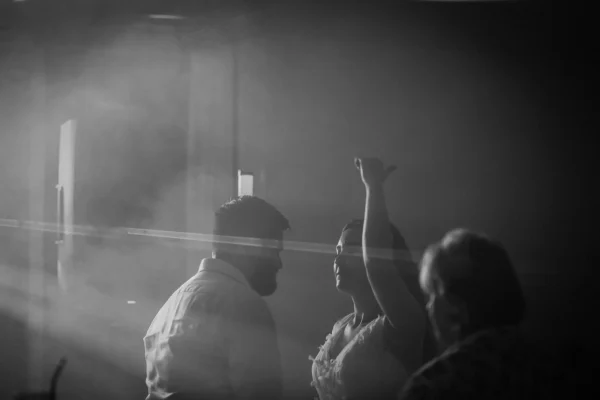 Braut und Bräutigam genießen ihren Hochzeitstanz mit verträumter Beleuchtung und emotionaler Stimmung.