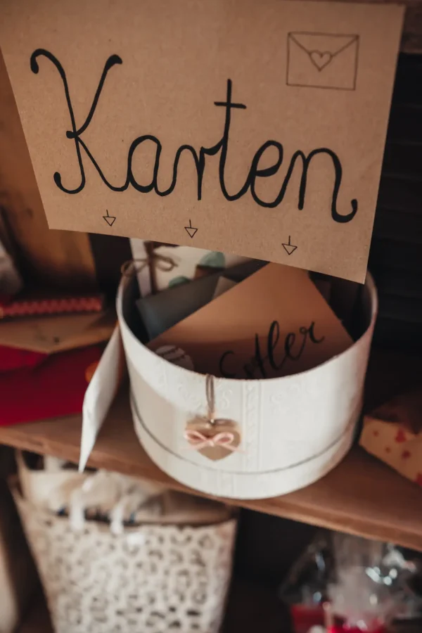 Ablage für die Gratulationskarten in der Festscheune.