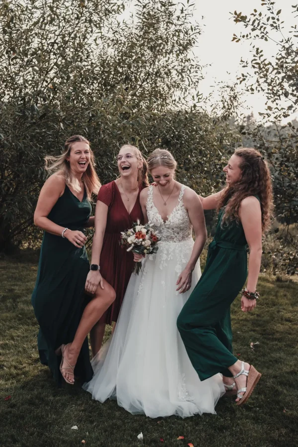Entspannte Momentaufnahme der Braut und der Bride Maids bei den Gruppenfotos