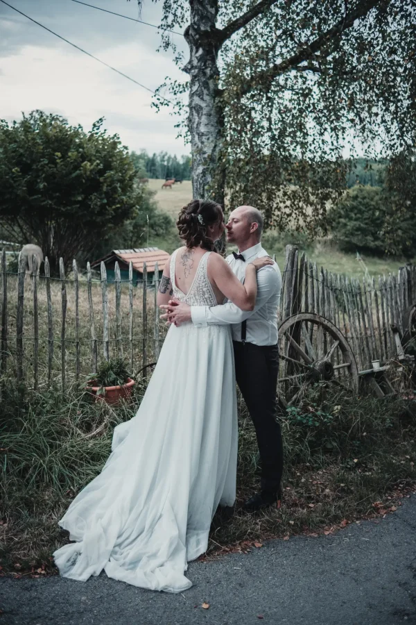 Abendliches Paarshooting von Maike & Marco im Hofgut Uhenfels, verträumte Kulisse und liebevolle Gesten.