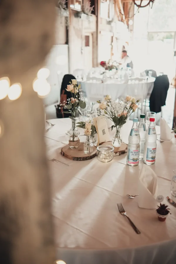 Gedeckte Tische in der Festscheune der Eventlocation Lindenhof. Tischdekoration im Landhausstil.
