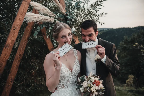 Mr. und Mrs. Schilder als lockeres Element im Brautpaarshooting