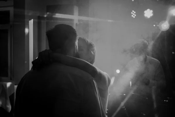 Romantischer Hochzeitstanz, Brautpaar tanzt eng beieinander.