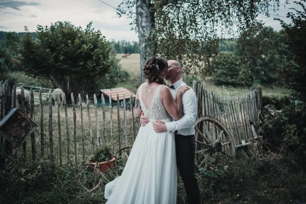Abendliches Paarshooting von Maike & Marco im Hofgut Uhenfels, verträumte Kulisse und liebevolle Gesten. Vor Weidezaun und Baum.