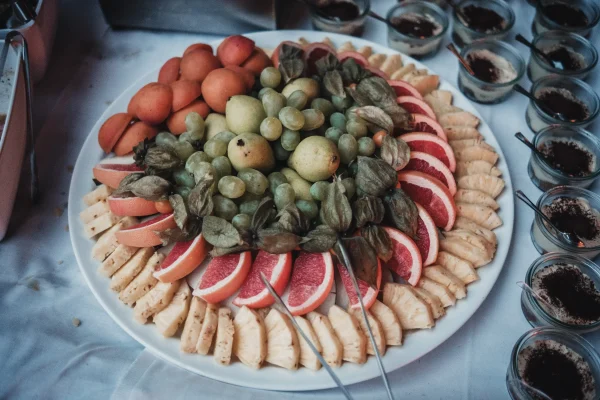 Dessertvariationen Obst und Tiramisu.