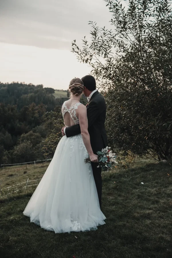 Das Brautpaar blickt von der Location in die Ebene des Remstals, Dämmerung