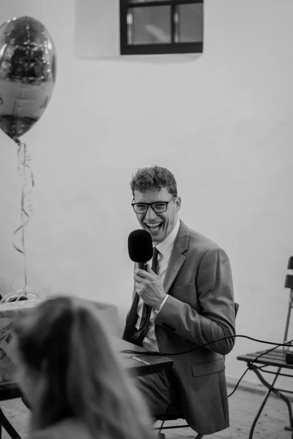 Günther Jauch Imitation bei der Feier des Trauzeugen.