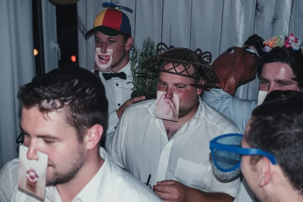 Gruppenbild mit Partygästen in witzigen Verkleidungen.