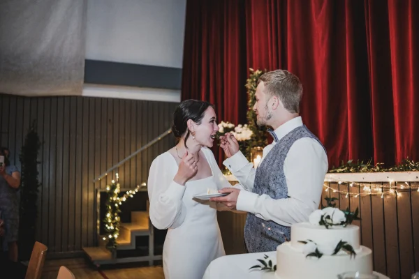 Erstes Stück der Hochzeitstorte für die Braut.