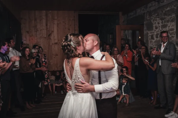 Kuss nach dem ersten Tanz des Brautpaars